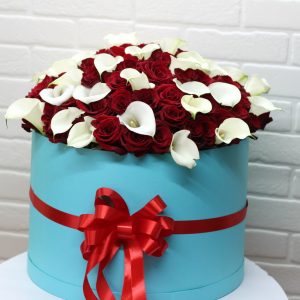 Композиція із червоних троянд та білих кал в коробці