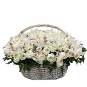 Кошик із 101 ранункулюса та орхідеї