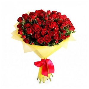 Букет із 15 гілок червоної кущової троянди