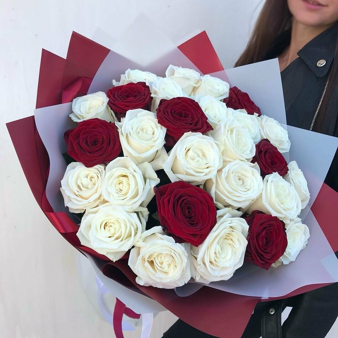 Букет із 25 білих та червоних троянд - Зображення 2