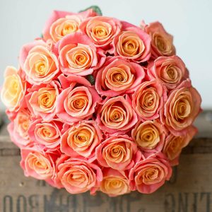 Букет із 25 рожевих троянд Місс Піггі під стрічку