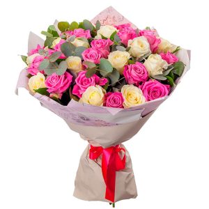 Букет із 25 білих та рожевих троянд