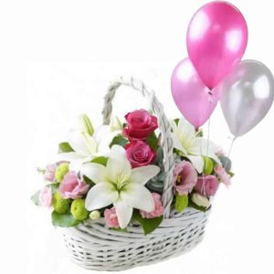 Ароматний кошик лілій, троянд і ніжних еустом з гелевими кульками