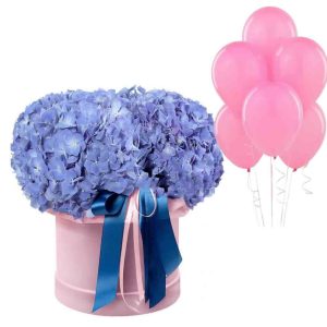 Композиція в коробці із 3 синіх гортензій та гелевих кульок